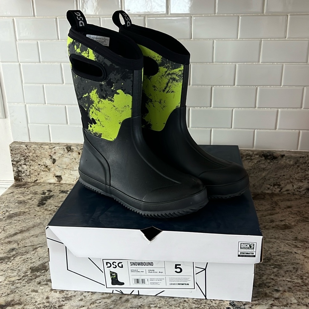 Worn Only Once… size 5 Winter Boots. Stilll have the box! Quickly outgrew.